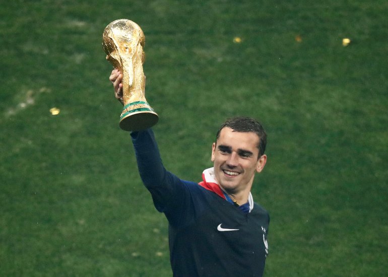 Soccer Football - World Cup - Final - France v Croatia - Luzhniki Stadium, Moscow, Russia - July 15, 2018 France's Antoine Griezmann with the trophy as he celebrates winning the World Cup REUTERS/Christian Hartmann