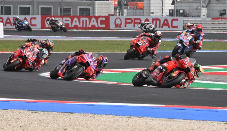 MotoGP - Emilia-Romagna Grand Prix - Misano World Circuit Marco Simoncelli, Misano Adriatico, Italy - September 22, 2024 Ducati Lenovo Team's Francesco Bagnaia leads Prima Pramac Racing's Jorge Martin and Ducati Lenovo Team's Enea Bastianini during the MotoGP race REUTERS/Jennifer Lorenzini