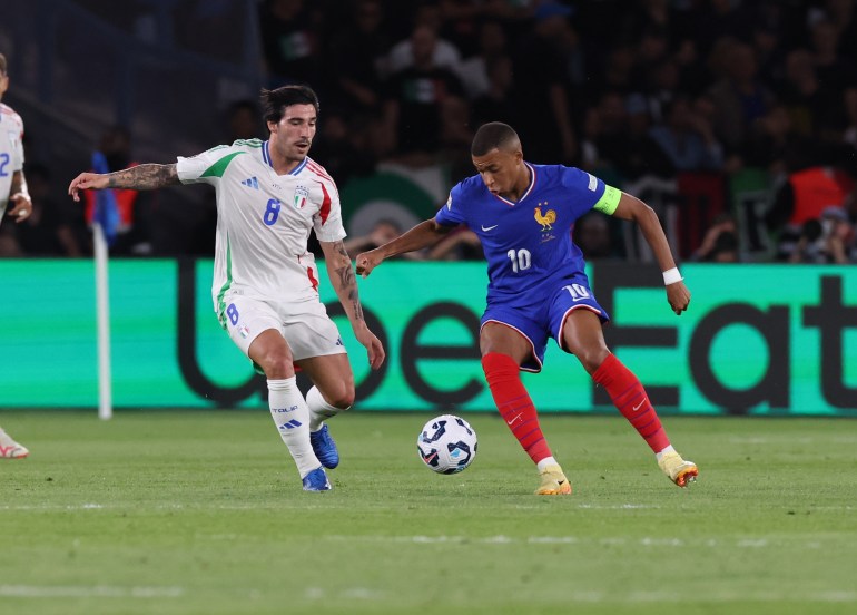 PARIS, FRANCE - SEPTEMBER 06: Sandro Tonali of Italy competes for the ball with Kylian Mbappe of France during the UEFA Nations League 2024/25 League A Group A2 match between France and Italy at Parc des Princes stadium on September 06, 2024 in Paris, France. (Photo by Claudio Villa/Getty Images)