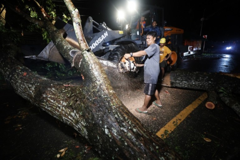 epa11726683 Villagers clear a fallen tree caused by Typhoon Man-yi in Baler, Aurora province, Philippines, 17 November 2024 (issued 18 November 2024). The Philippines' weather bureau said that typhoon Man-Yi made landfall in Aurora province of the country's Luzon region, dumping rain and sustaining winds of 185 kilometers per hour. Local government units in the typhoon's path from Bicol region to Luzon region conducted pre-emptive evacuation of citizens to safeguard against floods and strong winds. EPA-EFE/FRANCIS R. MALASIG