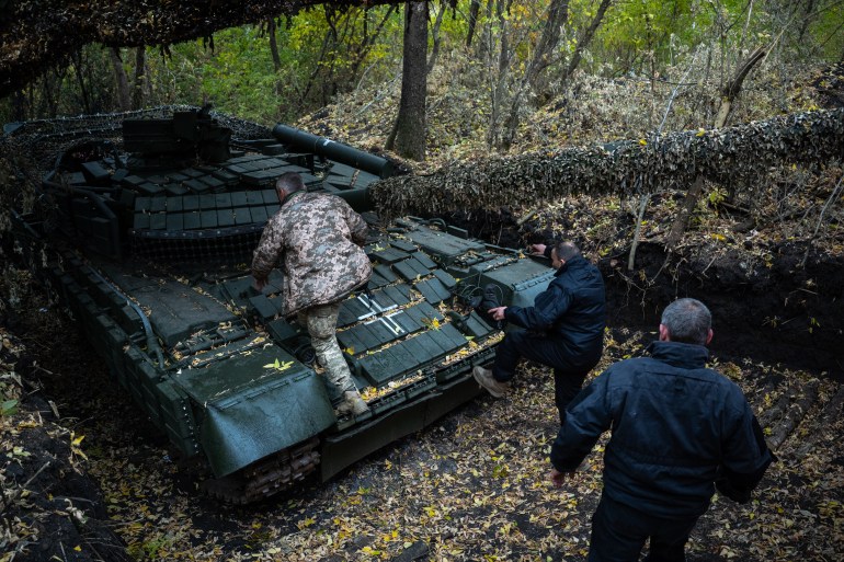 ZAPORIZHZHIA, UKRAINE - NOVEMBER 05: A Ukrainian tank crew climbs into a Soviet-era T-64 tank near Zaporizhzhia to make final adjustments before heading into battle as Russia-Ukraine war continues on November 05, 2024 in Zaporizhzhia, Ukraine. ( Fermin Torrano - Anadolu Agency )