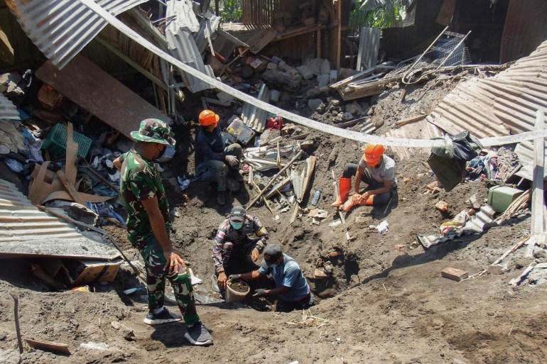 Members of a rescue team search for victims at Klatanlo village, in East Flores Regency, East Nusa Tenggara, on November 4, 2024, after Mount Lewotobi Laki-Laki erupted overnight. - At least six people died after a volcano in eastern Indonesia erupted several times overnight, officials said on November 4, raising the alert level to the highest of a four-tiered system. (Photo by ARNOLD WELIANTO / AFP)