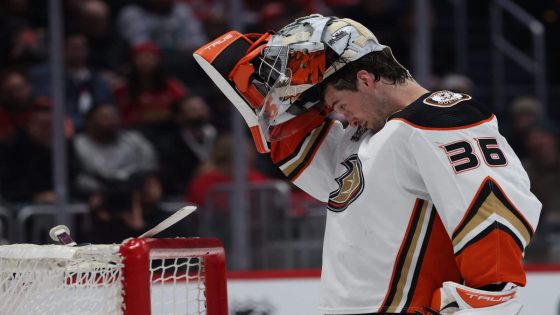 NHL rumblings: What the trade market looks like for Ducks goalie John Gibson