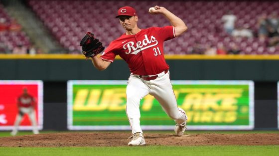 Reds re-sign LHP Brent Suter, decline option on C Luke Maile