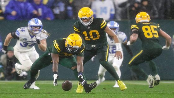 Packers embarrass themselves with self-inflicted errors in 24-14 loss to Lions