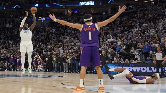 Julius Randle hits stepback 3-point buzzer beater to cap Timberwolves' rally over Suns