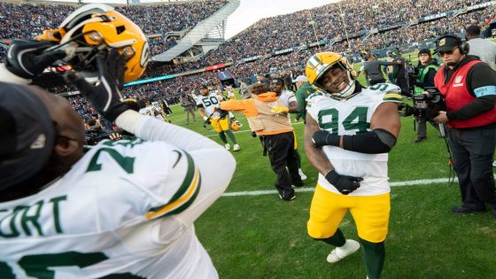 Karl Brooks' field-goal block helps Packers escape Chicago with 20-19 win