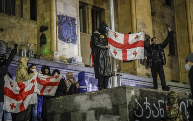 epa11752437 Georgian opposition supporters hold Georgian flags during a protest in front of the Parliament building in Tbilisi, Georgia, 01 December 2024. Thousands of pro-EU activists demonstrated in the Georgian capital of Tbilisi to protest against the country's ruling party decision to suspend accession talks with the European Union (EU) until the end of 2028. EPA-EFE/DAVID MDZINARISHVILI