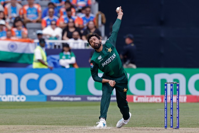 Pakistan's Mohammad Amir bowls a delivery during the ICC Men's T20 World Cup cricket match between India and Pakistan at the Nassau County International Cricket Stadium in Westbury, New York, Sunday, June 9, 2024. (AP Photo/Eduardo Munoz)