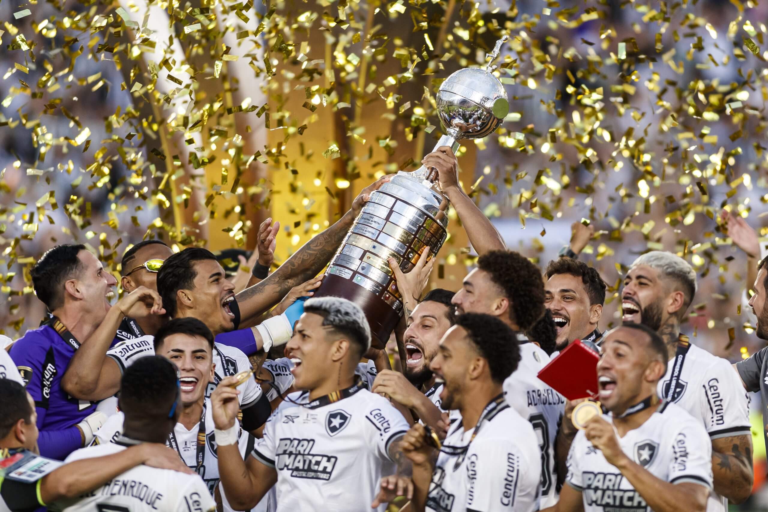 Botafogo won their first ever Copa Libertadores title despite an early red card (Martín Fonseca/Eurasia Sport Images/Getty Images)