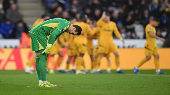 Ruud van Nistelrooy backs Danny Ward after Leicester City fans jeer goalkeeper: 'It's good to stick together'