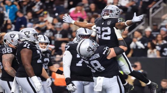 Raiders, Mark Davis celebrate first victory in 3 months — draft position be damned